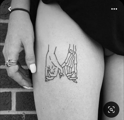 Pinky Promise Tattoo, Middle Finger Tattoos, Maching Tattoos, Promise Tattoo, Flipagram Instagram, Small Pretty Tattoos, Tattoos For Lovers, Парные Тату, Discreet Tattoos