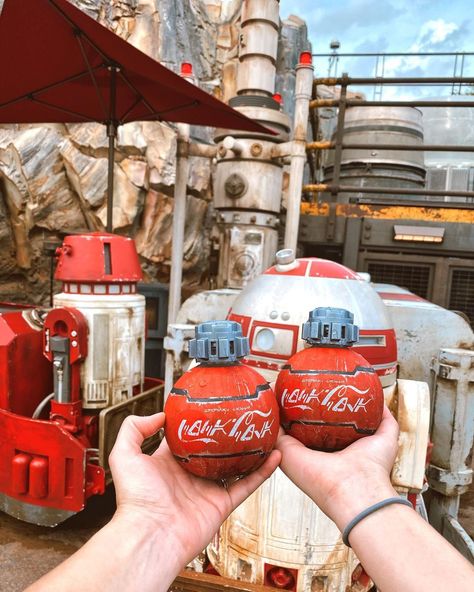 Galaxy’s edge Star Wars Star Wars Galaxy's Edge, Galaxy's Edge, Disneyland Park, Instagrammable Places, Burger King, Long Time Ago, Granada, Coca Cola, Disneyland