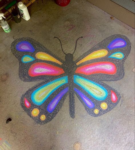 Chalk Art Butterfly, Sidewalk Mural, Chalk Butterfly, Things To Draw With Chalk, Driveway Chalk, Easy Chalk Drawings, Chalk Photography, Summer Chalkboard Art, Street Chalk Art