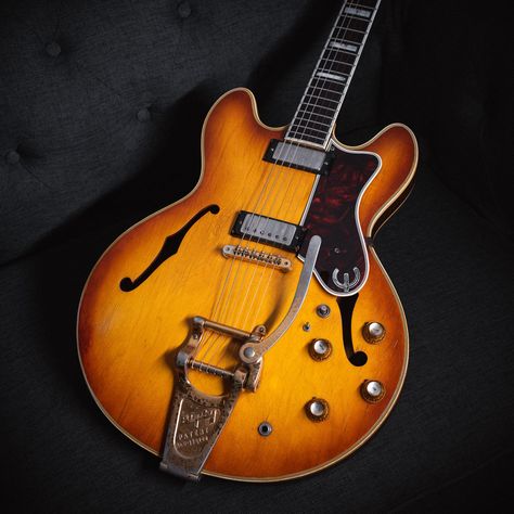 Eletric Gutair, Epiphone Sheraton, Epiphone Guitars, Types Of Guitar, Guitar Obsession, Guitar Pins, Guitar Photography, Guitar Lovers, Stringed Instruments