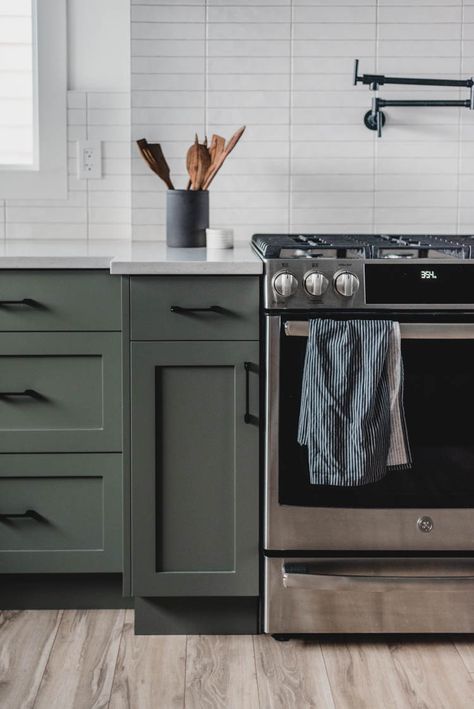 Love this range and green cabinet combo Kitchen With Weird Angles, Cabinet Colours, Olive Green Kitchen, Green Cabinet, Bathroom Upstairs, Kabinet Dapur, Green Kitchen Cabinets, Classic Kitchen, Green Cabinets