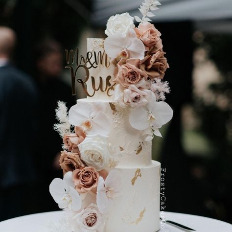 Beige Wedding Cake, White Iced Cake, Tall Wedding Cakes, Boho Wedding Cake, Vegan Wedding, Wedding Entrance Decor, Beige Wedding, Boho Style Wedding, Wedding Entrance