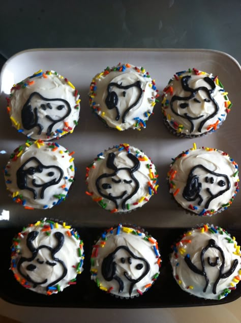 Snoopy cupcakes Snoopy Cupcakes, Cupcakes Birthday, Insta Aesthetic, Pastel Cupcakes, Baked Treats, Cute Baking, Pretty Birthday Cakes, Cute Desserts, Baking Ideas