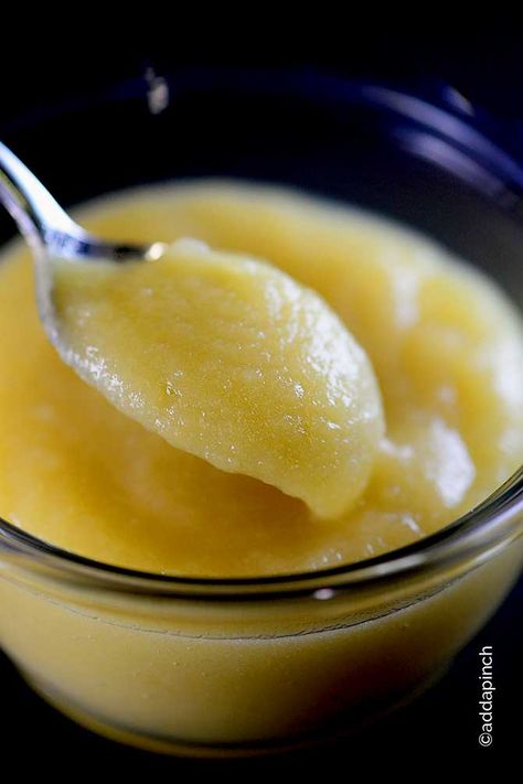 This applesauce recipe is so simple to make and uses only two ingredients! Such a versatile recipe, the whole family loves this applesauce! Homemade Applesauce Recipe, Homemade Applesauce Recipes, Applesauce Recipe, Apple Sauce Recipes, Homemade Applesauce, Homemade Sauce, Granny Smith, Eat Smarter, Canning Recipes