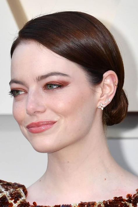 Emma Stone Makeup, Stone Makeup, Emma Stone Hair, Fresh Makeup Look, Red Carpet Jewelry, Wedding Guest Makeup, Oscars Red Carpet, Romantic Updo, Fresh Makeup