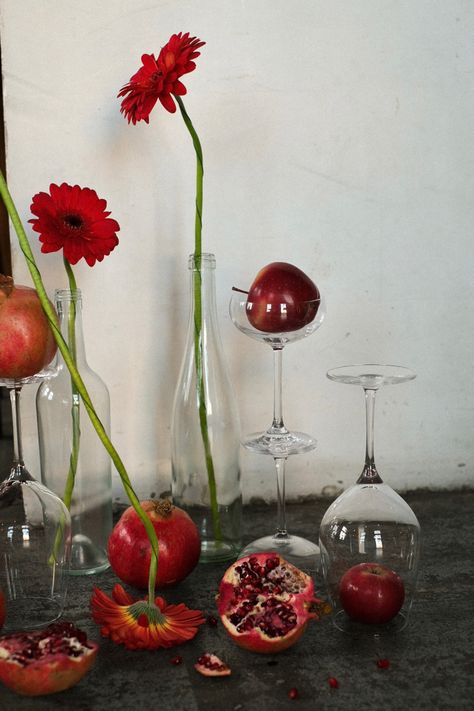 Red Flowers Table Decoration, Armenian Table Decoration, Fruits And Flowers Arrangement, White And Red Table Setting, Cherry Tablescape, Pomegranate Centerpiece, Yalda Design Idea, Red Table Setting, Red Table Settings