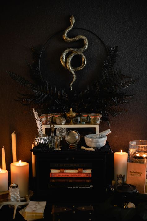 Tips for creating an altar or sacred space Minimalist Witch Altar, Love Altar Ideas, Outdoor Altar Witch, Medusa Altar, Loki Altar, Dark Altar, Alter Room, Diy Altar, Modern Altar