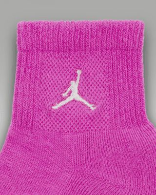 Complement your favorite Nike low tops in these socks, which feature a flat knit construction. Cushioning at the bottom, heel and toe helps absorb impact during every run, jump and skip for a feel so comfy, they can be worn everyday. Shown: Fire Pink Style: BJ0593-A2B Jordan Socks, Nike Low Tops, Nike Socks, Pink Nikes, Pink Style, Ankle Socks, Everyday Essentials, Pink Fashion, Big Kids