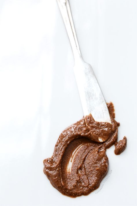 This decadent Homemade Chocolate Almond Butter will quickly become your newest obsession. Ready in under 10 minutes! Almonds Chocolate, Homemade Nut Butter, Chocolate Almond Butter, Choco Chocolate, Super Snacks, Sweet Butter, Dessert Party, Chocolate Almond, I Love Chocolate