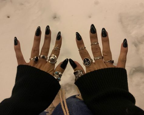 Dark Feminine Rings, Black Nails And Silver, Black Nails Silver, Black Stone Rings, Black Nail Varnish, Dark Grey Nails, Long Black Nails, Silver Jewlery, Nails Silver