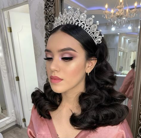 Quince Hairstyles For Short Hair With Crown, Short Quinceanera Hairstyles, Short Hair Quinceanera Hairstyles, Disco Quinceanera, Makeup Looks For Quinceaneras, Short Quince Hairstyles, Natural Quince Makeup Looks, Quince Hairstyles Short Hair, Quince Hairstyles For Short Hair