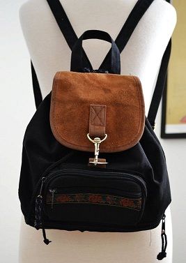 Backpack purses were a popular trend among teens and young adults in the 1990s as an easy, functional accessory. Vintage Mini Backpack, Backpack Purse Outfit, 90s Purses, Aesthetic 00s, 90s Handbags, 90s Theme Party Outfit, Poppins Bag, Childhood Memories 90s, 2000s Nostalgia