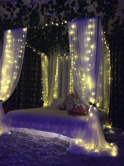 Aesthetic Items For Bedroom, Room Ideas For Big Rooms, Bedroom Idea Decor, Bedroom Decor Curtains, Fairy Core Bedroom, Bed Canopy With Lights, Luxury Room Bedroom, Dekorasi Kamar Tidur, Pinterest Room Decor