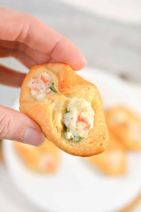 Creamy Crab Snacks Macaroni Crockpot, Jalapeno Wonton, Wonton Poppers, Crab Snacks, Crab Appetizer, Creamy Crab, Crockpot Casserole, Appetizers Easy Finger Food, Quick And Easy Appetizers