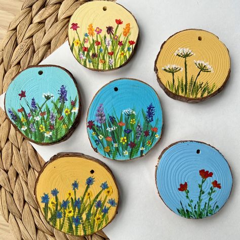 Wood slice flower paintings - Mud & Bloom Flower Meadow, Pallet Painting, Flower Paintings, Fun For Kids, Moving On, Green Paint, Wood Slices, Mark Making, Flower Pendant