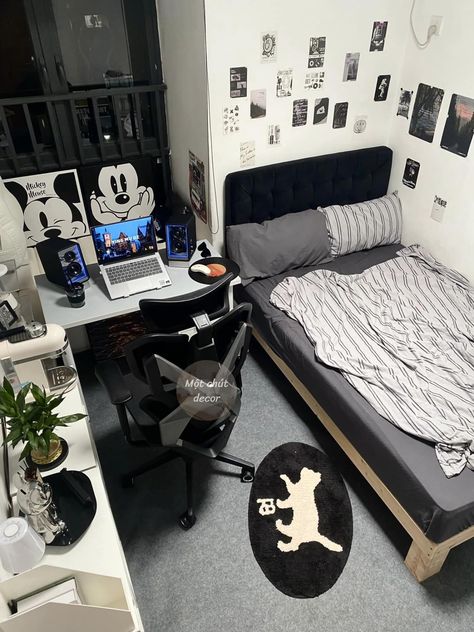 Small Bedroom Ideas For Men, Small Room Setup, Dorm Room Layouts, Boys Dorm Room, Mens Room Decor, Small Dorm Room, Mens Bedroom Decor, Aesthetic Architecture, Chill Room