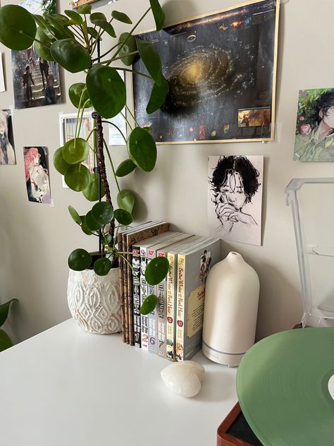 Guy Room Inspo Aesthetic, Beabadoobee Room, Green Themed Room, Beabadoobee Style, Vintage Room Decor, Room Redesign, Room Desk, Themed Room, Dreamy Room