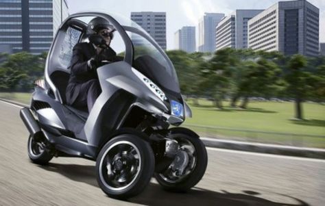 It's not a car and it's not quite a scooter. Peugeot's HYmotion3 compressor concept vehicle blends an original mix of previously seen design elements - a semi-enclosed shell akin to BMW's C1 or the <a href="http://www.gizmag.com/go/1549/" target="_blank">Benelli Adiva</a> and the carving 3-wheel lay Bmw C1, 3 Wheel Motorcycle, Three Wheel Scooters, Future Transportation, Reverse Trike, Peugeot 2008, Motor Scooters, Hybrid Car, Electric Motorcycle