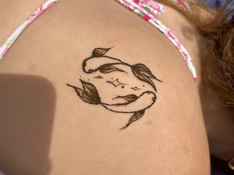 Henna Koi Fish, Henna Fish Design, Yin Yang Henna Designs, Fish Henna Design, Moon And Sun Henna, Henna Tattoo Designs Ocean, Henna Ocean Designs, Henna Stingray, Henna On Stomach