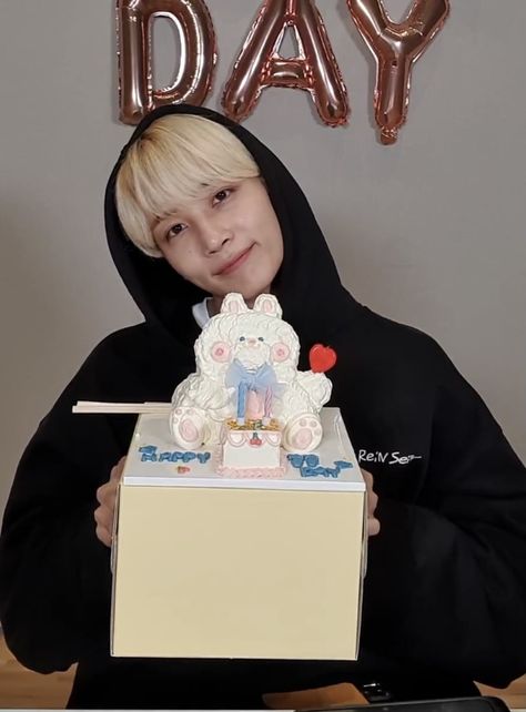 Jeonghan Happy Birthday, Jeonghan Birthday, Seventeen Jeonghan, Yoon Jeonghan, Birthday Box, Cute Desserts, Birthday Pictures, Birthday Greetings, Seventeen