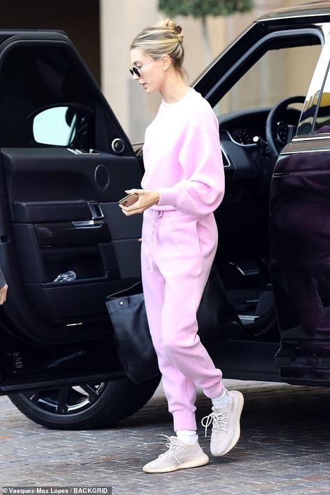 Pink Sweatsuit, Hailey Baldwin Street Style, Hailey Rhode Baldwin, Hailey Baldwin Style, First Date Outfits, Holiday Clothes, Tracksuit Outfit, Hailey Baldwin, Stepping Out