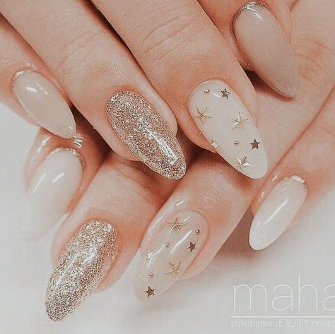 Nails And Gold Rings, Trendy New Years Nails, Wedding Nails For Champagne Dress, New Years Almond Shaped Nails, New Years Nails Natural, Gold Nails Sparkly, Elegant Gold Nails, New Years Nails 2022 Trends, New Year Nails Design 2022