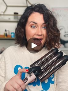 🚨 NEW TOOL ALERT 🚨 Le Tridente  BIG TRIPLE BARREL WAVING IRON on short hair!!! Shop👉 http://t.langehair.com/SHCJu 🧜🏻‍♀️ EXTRA 30% off with code: SPLASH | By Cortney SwannFacebook 3 Barrel Hairstyles, Three Barrel Curling Iron Hairstyles, Triple Barrelled Hair, Triple Barrelled Hair Styles, 3 Barrel Curling Iron Hair, Waving Iron, Hair Shop, Short Hair, Barrel