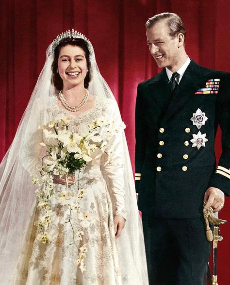 Princess Diana, Kate & Meghan on Instagram: “Love this wedding picture of the Queen and Prince Phillip ❤️❤️❤️ The wedding of Princess Elizabeth and Philip Mountbatten took place on 20…” Queen Elizabeth Wedding Photos, Elizabeth And Philip Wedding, Queen Elizabeth Ii Wedding, Queen Elizabeth Wedding, Elizabeth Philip, Princesa Elizabeth, Queen And Prince Phillip, Prince Wedding, Queens Wedding