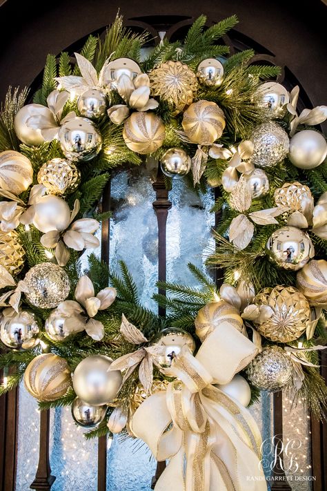 Silver and gold Christmas front door wreath Deco Noel Nature, Silver And Gold Christmas, Silver Gold Christmas, Silver Christmas Decorations, Christmas Decorations Wreaths, Gold Christmas Decorations, Christmas Front Porch, Christmas Front Doors, Christmas Wreaths For Front Door