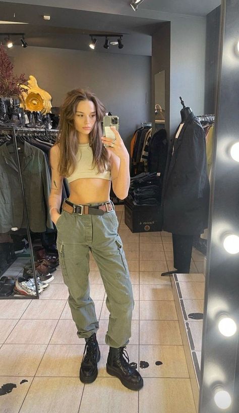 Style Green Cargo Pants, Cargo Pants For Women, Everyday Glam, Aesthetic Grunge Outfit, Pastel Outfit, Green Cargo Pants, Green Cargo, Basic Outfits, Edgy Outfits