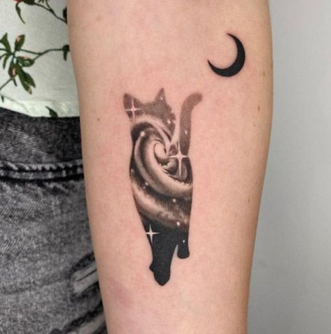 Uncover the meanings behind cat tattoos across cultures and beliefs. Learn about fascinating symbolism as well as the best ideas for inspiration. Minimalist Cat Tattoo, Tattoo Gato, Cat Outline Tattoo, Watercolor Cat Tattoo, Cat Paw Tattoos, Kitten Tattoo, Kitty Tattoo, Cute Cat Tattoo, Mystical Tattoos