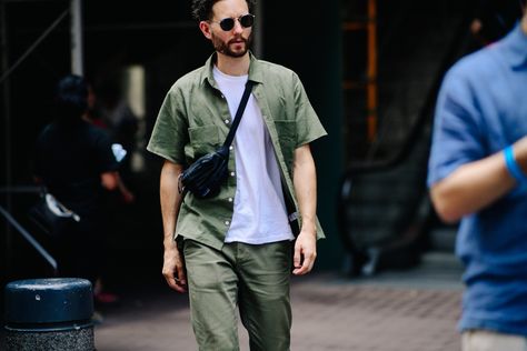 At New York Fashion Week: Men's, Crossbody Bags Are the Common Denomin Photos | W Magazine Crossbody Bag Outfit Men, Bag Outfit Men, Cross Body Bag Outfit, Crossbody Bag Outfit, Mens Crossbody Bag, Street Style Bags, Mens Bags Fashion, Mens Summer Outfits, City Fashion