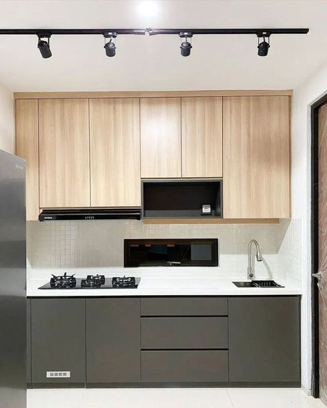 Here’s another kitchen where minimalism meets modern design in a harmonious blend of light and dark elements. Image credit: INSTAGRAM @BIRRUHOUSE Kitchen Set L, 2024 Kitchens, Single Wall Kitchen Layout, Modern Minimal Kitchen, Small Kitchen Set, Dapur Mini, Single Wall Kitchen, Dark Elements, Kitchen Set Minimalis