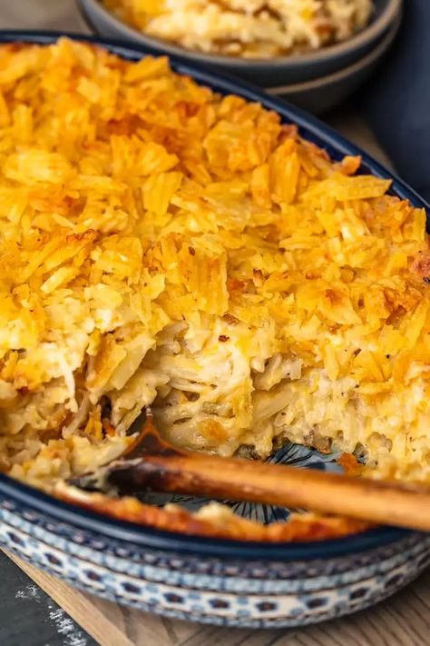 cheesy potato casserole topped with potato chips Cheesy Potatoes With Hashbrowns, Hash Brown Potato Casserole, Best Twice Baked Potatoes, Cheesy Hashbrown Casserole, Breakfast Sausage Recipes, Thanksgiving Side Dishes Easy, Cheesy Hashbrowns, Cheesy Potato Casserole, Christmas Recipes Easy