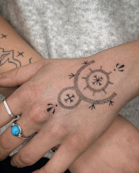 𝐌𝐞𝐥 on Instagram: "Hand tattoo with croatian/bosnian tattoo 🇭🇷🇧🇦 #handpokedtattoo Merci Fanny pour ta confiance et ce moment très cool 🙏✨ . . . #handtattoo #handtattoosofinstagram #inkedgirl #tattooart #tattoolove #ornamentaltattoo #ornamenttattoo #croatiantattoo #bosniantattoo #balkantattoo #sicanjetattoo #balkan #handpokeartist #handpokeparis #tattooparis #paristattoo #ladytattooartist #sticknpoketattoo #croatianculture #geometrictattoo #traditionaltattoo #geometrip #tattoodo #ttt #ttt Bosnian Tattoo, Stick And Poke Designs, Croatian Tattoo, Slavic Tattoo, Paris Tattoo, Dot Tattoos, Cross Tattoo Designs, Stick N Poke Tattoo