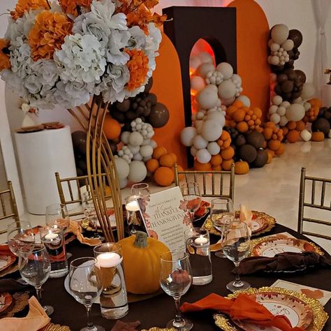 Friendsgiving Aesthetic, Friendsgiving Dinner Party Decor, Thanksgiving Birthday Parties, Friendsgiving Dinner Party, Rainbow Table, Thanksgiving Party Decorations, Thanksgiving Gathering, Girl Shower Themes, Church Altar Decorations