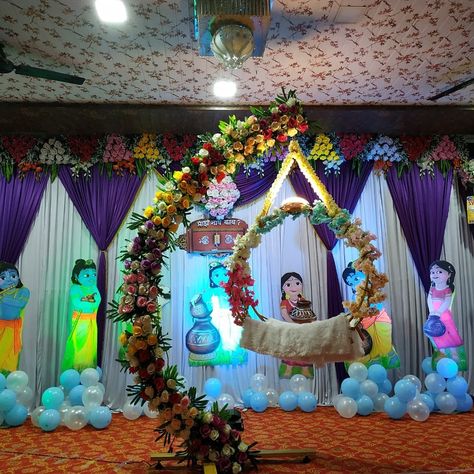 Dohale Jevan Decoration At Home, Namkaran Decoration Ideas At Home, Cradle Decoration For Naming Ceremony, Decoration For Naming Ceremony Indian, Baby Shower Decorations Krishna Theme, Krishna Theme Naming Ceremony, Dohale Jevan Decoration, Krishna Theme Decoration For Naming Ceremony, Dohale Jevan