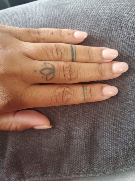 Dip nail, lotus flower finger tattoo Finger Lotus Tattoo, Lotus Flower Finger Tattoo, Finger Flower Tattoo, Flower Finger Tattoo, Lotus Hand Tattoo, Flower Finger Tattoos, Bloom Tattoo, Bohemian Tattoo, Tattoo Finger