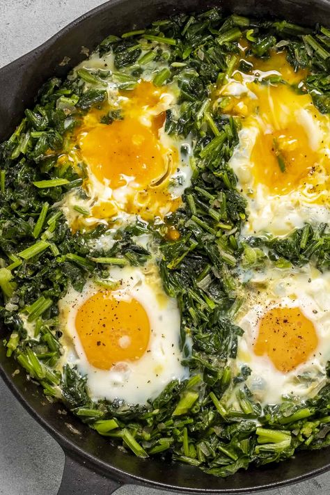 Spinach With Eggs, Eggs Breakfast, Doner Kebab, Spinach Egg, Spinach Recipes, Egg Dish, Chilli Flakes, Boiled Egg, Yummy Lunches