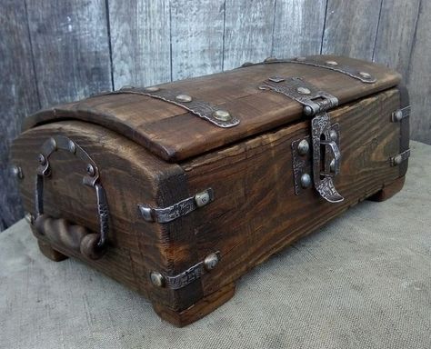 Diy Wood Chest, Pirate Chest, Wooden Box Designs, Simple Projects, Campaign Furniture, Barn Wood Crafts, Wood Trunk, Antique Trunk, Diy Wooden Projects