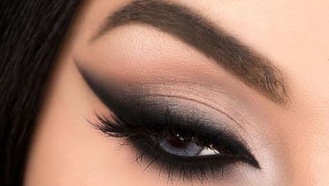 Black Smoked Eyeliner, Black And Grey Makeup Looks, Trendy Eyeliner Looks, Smoked Eyeliner Makeup, Smoked Out Eyeliner, Smudgy Black Eye Makeup, Smoked Out Black Eyeliner, Dramatic Cat Eye Makeup, Smoky Eyeshadow Black