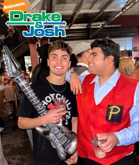 Drake And Josh Halloween Costume, Funny Costume Ideas For Women Hilarious, Drake And Josh Costume, Tv Characters Costumes, Tv Character Costumes, 00s Childhood, Drake & Josh, Halloween Parejas, Drake And Josh