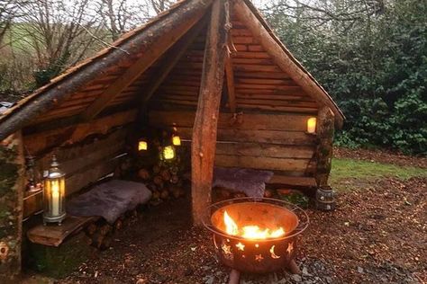 Bushcraft Shelter, Outdoor Shelters, Bushcraft Camping, Survival Shelter, Backyard Fire, Cabins And Cottages, Sanya, Backyard Projects, Camping Survival