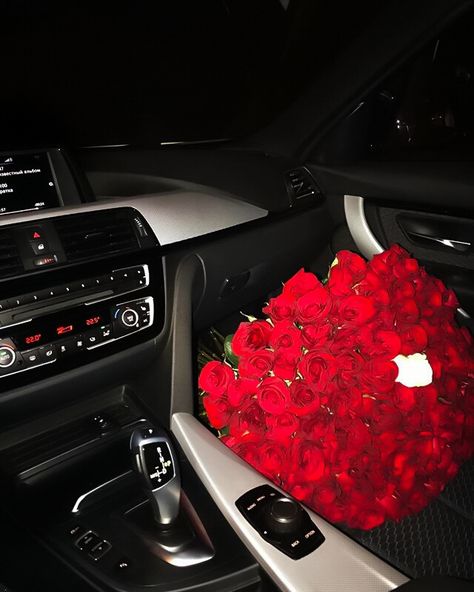 @arixoo ✰︎ Tapete Gold, Rich Couple, Flowers Instagram, Flowers Bouquet Gift, By Plane, Luxury Flowers, Beautiful Rose Flowers, Rose Bouquet, Cute Couples Goals