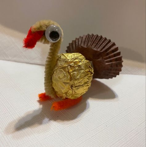 Made out of pipe cleaners, googly eyes, hot glue, and a ferrero rocher piece Ferrero Rocher Diy, Pipe Cleaner Turkey, Ferrero Rocher Gift Ideas, Ferrero Rocher Christmas, Thanksgiving Desserts Kids, Christmas Floral Designs, Thanksgiving Party Favors, Craft Preschool, Christmas Candy Gifts