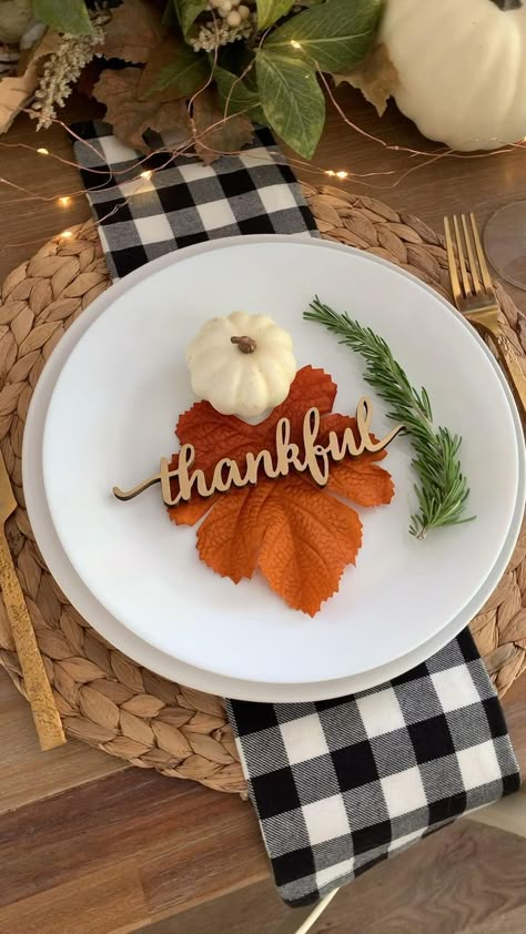 Thanksgiving Dinner Table Setting, Thanksgiving Place Setting, Holiday Place Settings, Thanksgiving Gathering, Place Settings Thanksgiving, Thanksgiving Flowers, Thanksgiving Dinner Party, Thanksgiving Table Decor, Thanksgiving Dinner Table