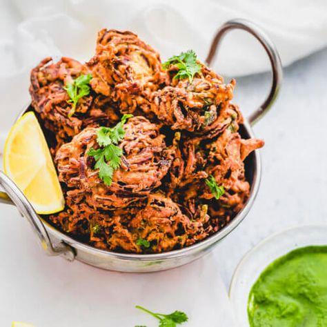 VEGAN Onion Bhajis are a delicious side to your favourite Indian curries. Learn to make Crispy Indian Onion Bhaji RECIPE with tips & tricks! Ready in 30 Min. Indian Platter, Onion Bhaji Recipe, Indian Starters, Dinner Recipes Gluten Free, Onion Bhaji Recipes, Indian Sides, Onion Bhajis, Onion Bhaji, Indian Meals