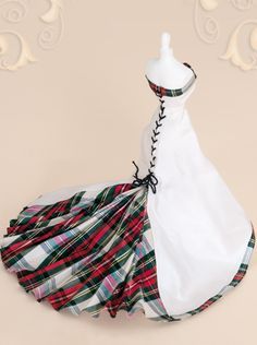 The difference between the Scottish wedding dresses and the wedding dresses from other regions is that the first ones have a more modest décolletage often with sleeves. Description from pinterest.com. I searched for this on bing.com/images Scottish Bride, Scottish Dancing, Tartan Wedding Dress, Scottish Wedding Dresses, Plaid Wedding, Clan Tartans, Tartan Wedding, Scottish Dress, Dress Ribbon