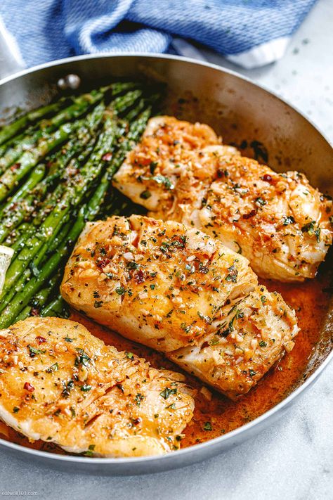 Garlic Butter Cod with Lemon Asparagus Skillet - #fish #recipe #eatwell101 - Healthy, tasty, simple and quick to cook, this cod and asparagus skillet recipe will have you enjoy a delicious and nutritious dinner.  - #recipe by #eatwell101 Seafood Valentines Day Dinner, Pollo Pescetarian Diet, Healthy Cod Fish Recipes Clean Eating, Healthy Pescatarian Meals, Host Recipes, Cod And Asparagus, Pescatarian Dinner Ideas, Garlic Butter Cod, Cod Tacos