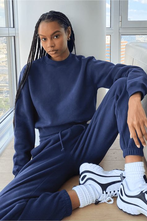 Aritzia Sweatsuit, Sportive Outfit, Korean Menswear, Women Sweatsuit, Boyfriend Sweatpants, Comfy Sweats, Sweatpants With Pockets, Sweatpants Outfit, Sweatsuit Set